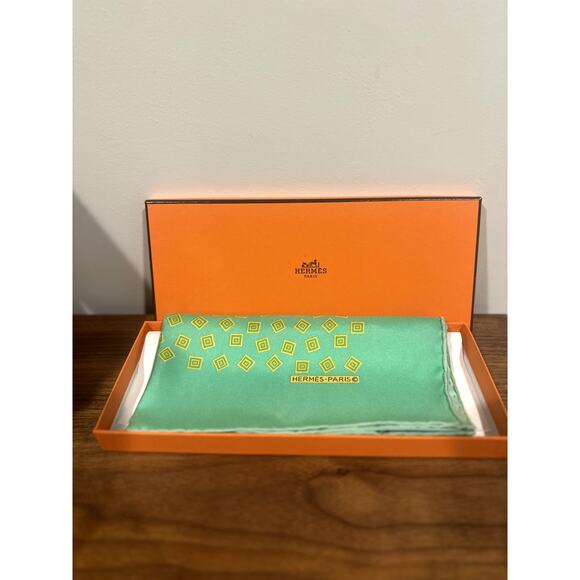 HERMES Green Pocket Square - Excellent Pre-owned - Picture 6 of 10